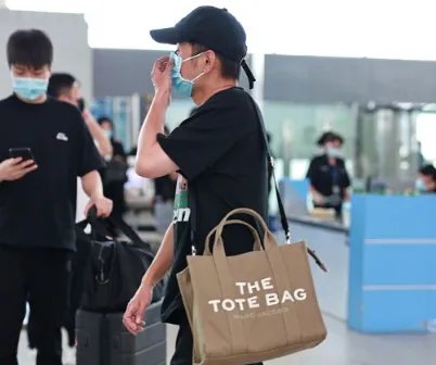李维嘉代言翻车后首现身,被偷拍后伸手怒指对方,这是恼羞成怒了吗?