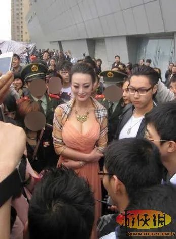 第一乳神!32F豪乳女星王李丹妮车展大秀深沟