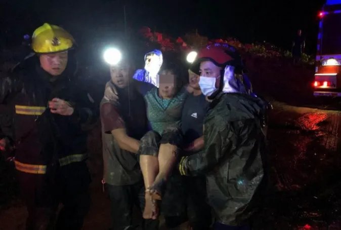 广东广州花都山体滑坡最新消息 3人被埋小孩抢救无效离世
