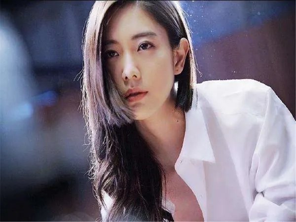 清华女神教授42岁未婚,坦然的做了自己,面对年迈的父母该怎么办?
