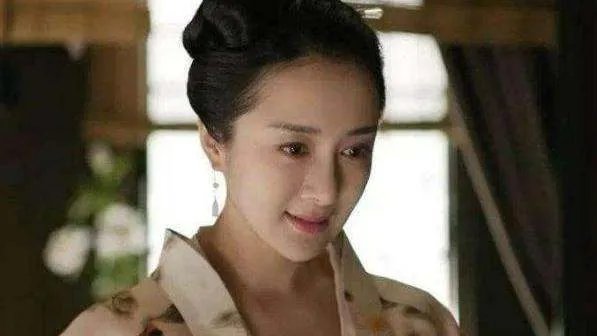 被狗毁掉星途的演员:李依晓没获得一句道歉,为何还要被骂整容脸?