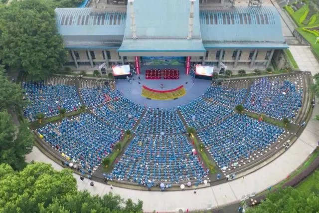 毕业典礼突逢大雨,重庆大学校长致辞竟只说了标题?