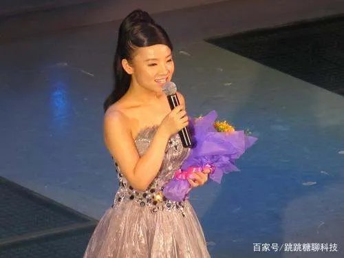 她曾获星光大道冠军,双目失明成当红歌手,婚后成幸福人妻,她是谁?