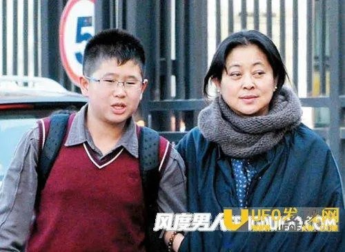 董卿倪萍两代央视一姐罕见合体,风光无限的她们为何泪流满面?