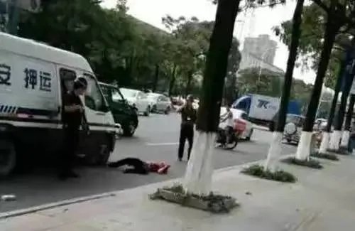 江西一男子当街疯狂殴打一女子,二者有什么矛盾?