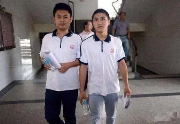 6年前因夺刀救人,从而错过高考的2位少年,后来如何了?